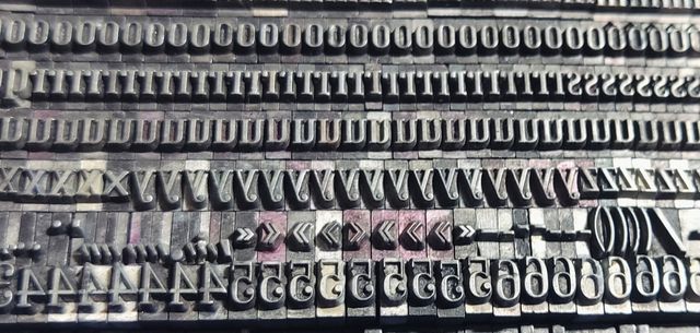 CORPO STAMPATO CON LETTERE DELL'ALFABETO TIPOGRAFICO 12