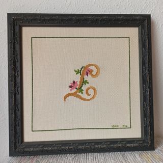 Cuadro. Inicial L, J, F, bordada a mano