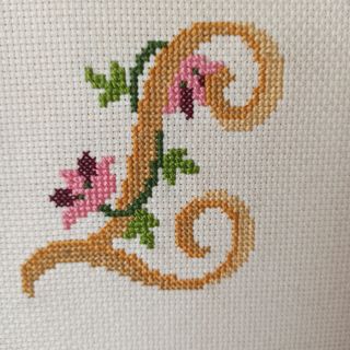 Cuadro. Inicial L, J, F, bordada a mano