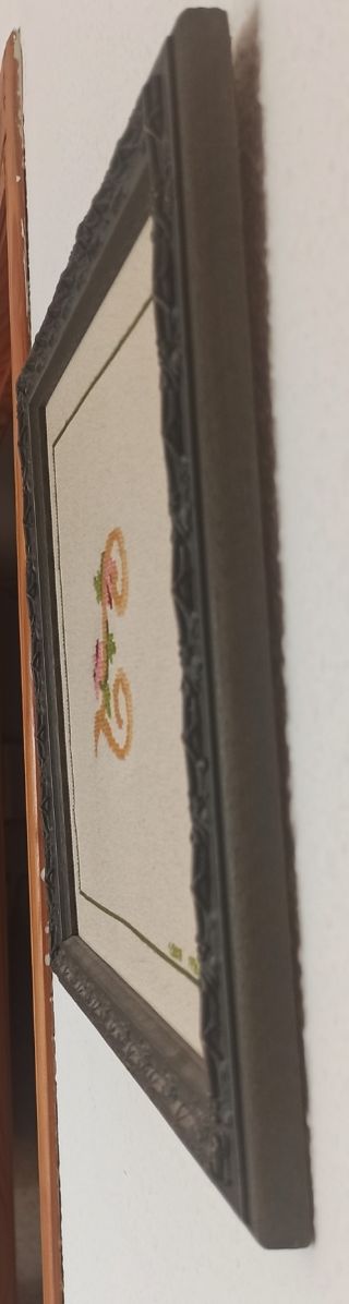 Cuadro. Inicial L, J, F, bordada a mano