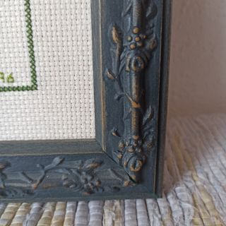 Cuadro. Inicial L, J, F, bordada a mano