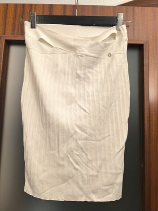 Falda blanca Guess.Aberturas.