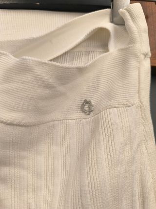 Falda blanca Guess.Aberturas.