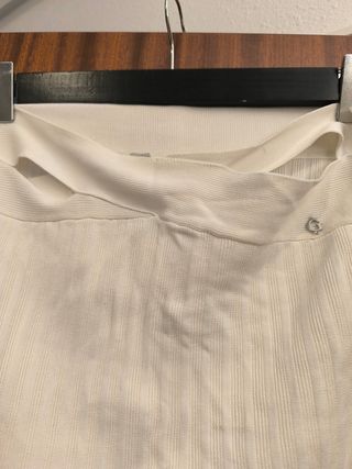 Falda blanca Guess.Aberturas.