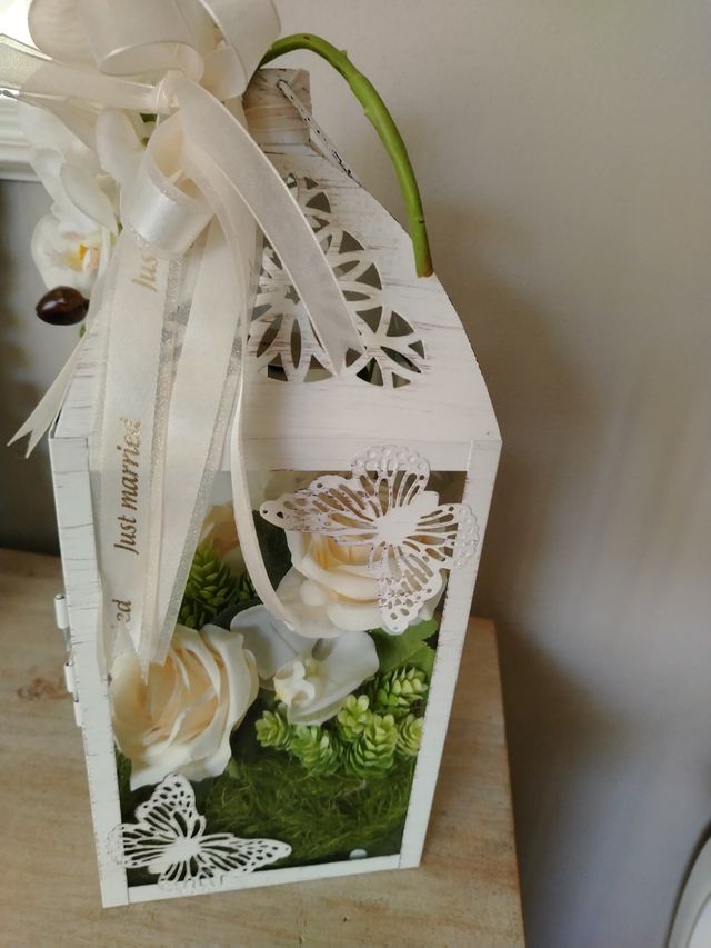 Lanterna decorativo e fiori artificiali