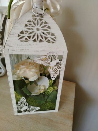 Lanterna decorativo e fiori artificiali