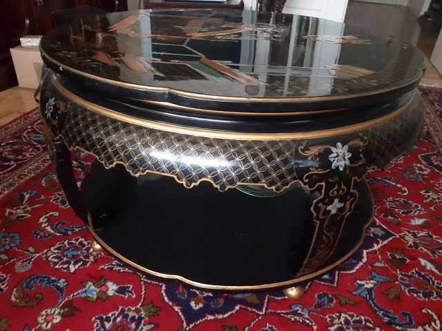 Mesa de centro lacada con relieves.