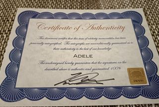 Firma de Adele en fotografía de 25X20 con certific
