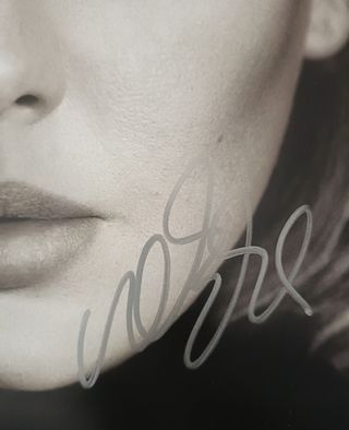 Firma de Adele en fotografía de 25X20 con certific