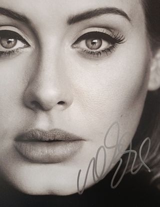 Firma de Adele en fotografía de 25X20 con certific