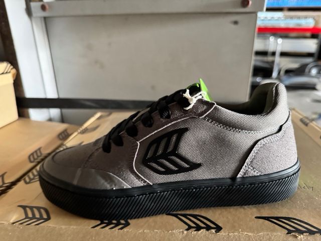 Cariuma vallely negras o grises