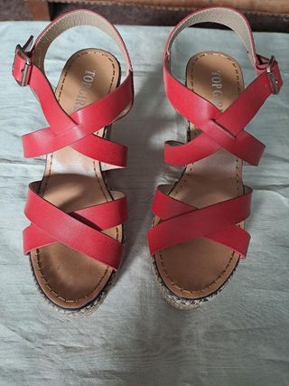 Sandalias con cuña rojas