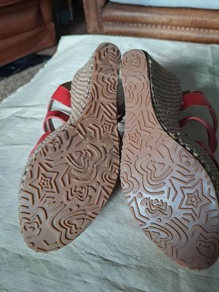 Sandalias con cuña rojas