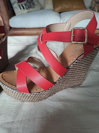 Sandalias con cuña rojas