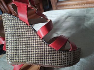 Sandalias con cuña rojas