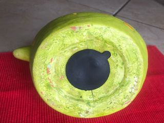 Salvadanaio in ceramica a forma di gallina