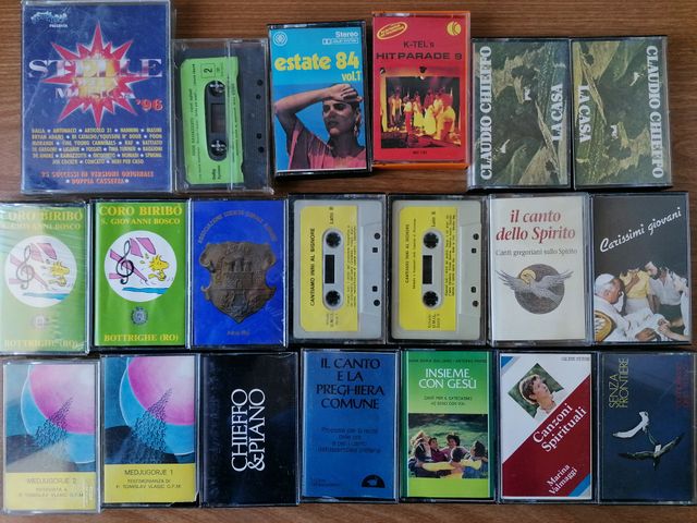 Lotto di 21 musicassette miste artisti vari