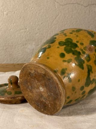 Antigua orza de barro esmaltado