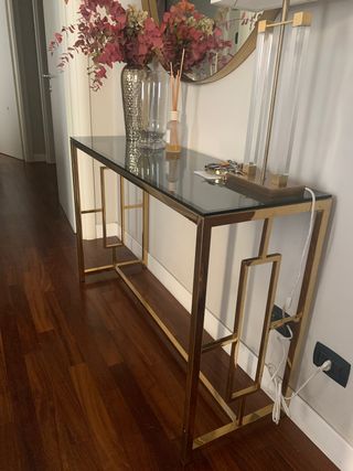 Consolle dorata e vetro grigio fumo