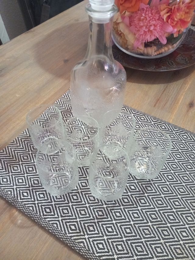 Botella jarra cristal con vasos