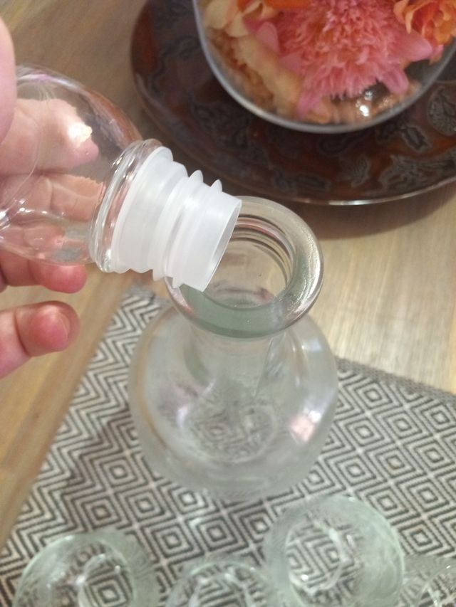 Botella jarra cristal con vasos