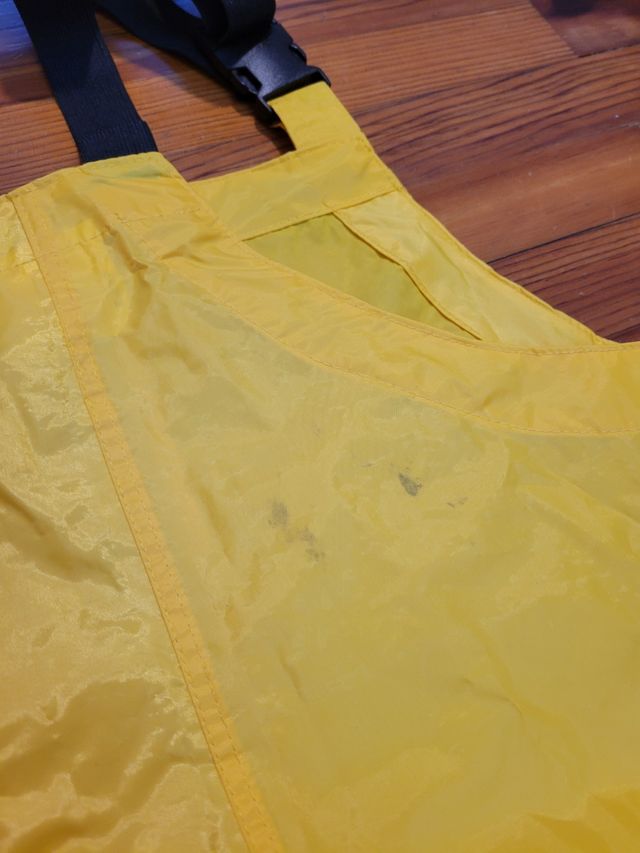 Pantalón impermeable amarillo