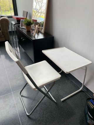 Mesita plegable blanca con silla