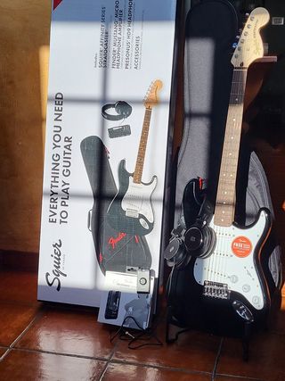 GUITARRA ELÉCTRICA FENDER SQUIER CON AURICULARES Q