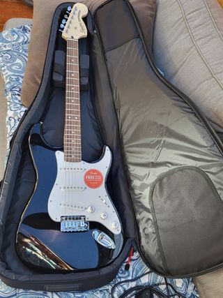 GUITARRA ELÉCTRICA FENDER SQUIER CON AURICULARES Q