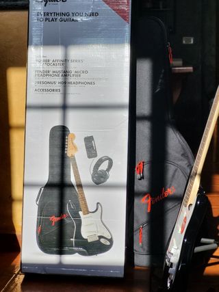 GUITARRA ELÉCTRICA FENDER SQUIER CON AURICULARES Q