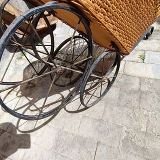 carrozzina in vimini e ferro battuto del 900