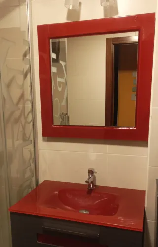 Lavabo y espejo de baño