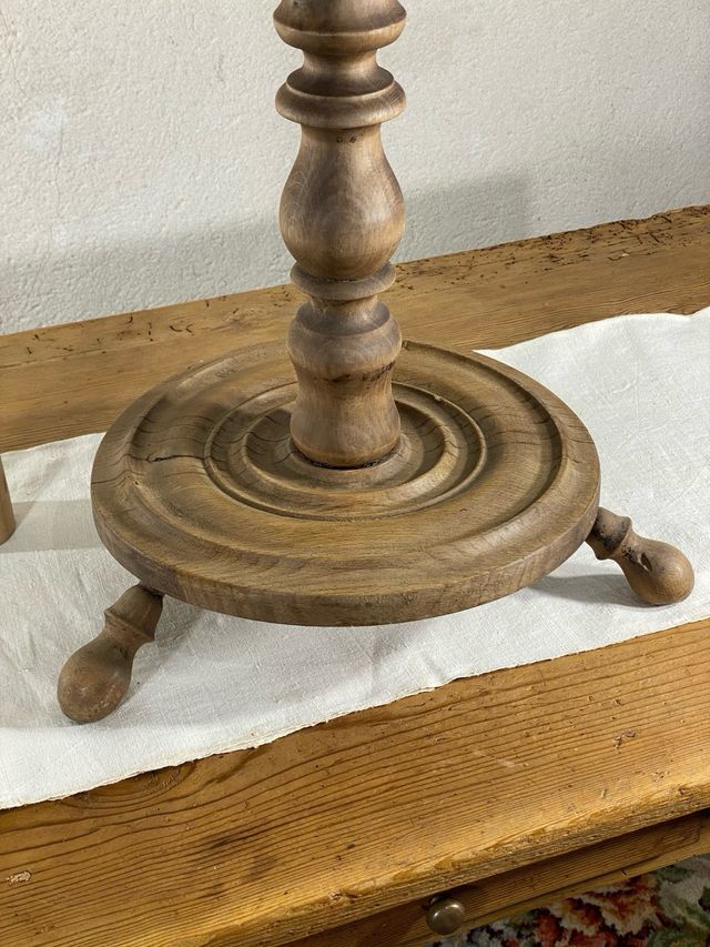 Antigua mesa de velador madera lavada