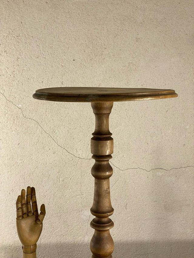 Antigua mesa de velador madera lavada