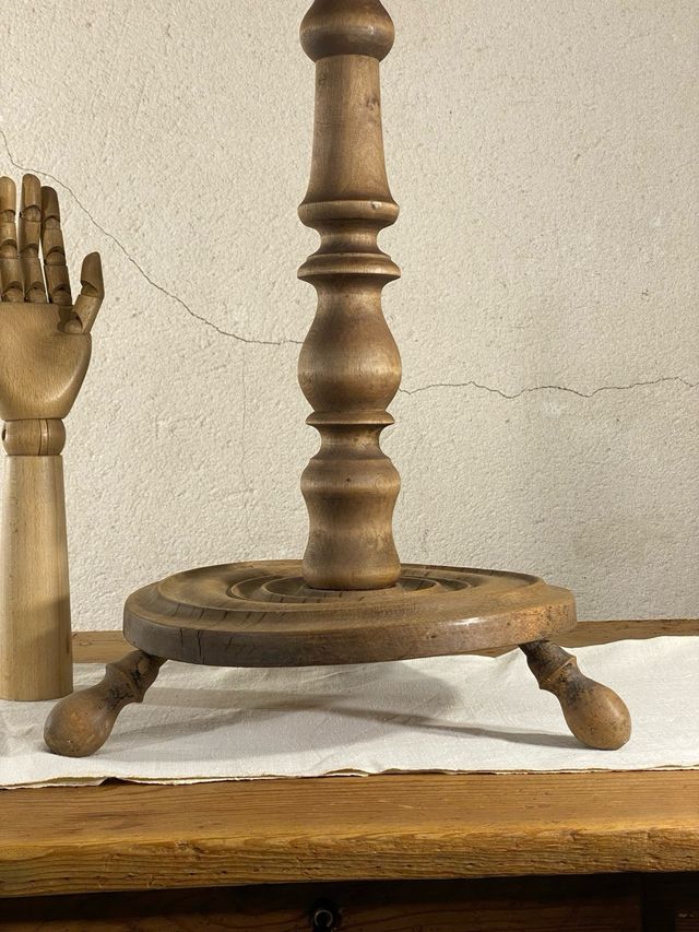 Antigua mesa de velador madera lavada