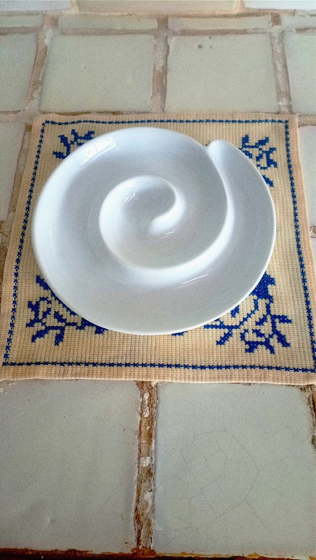 Piatto a spirale in ceramica bianca.