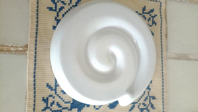 Piatto a spirale in ceramica bianca.