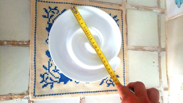 Piatto a spirale in ceramica bianca.