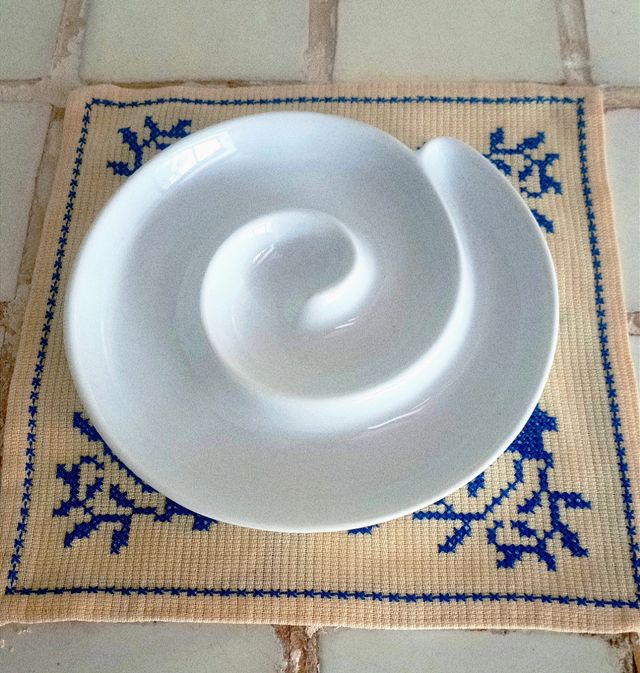 Piatto a spirale in ceramica bianca.