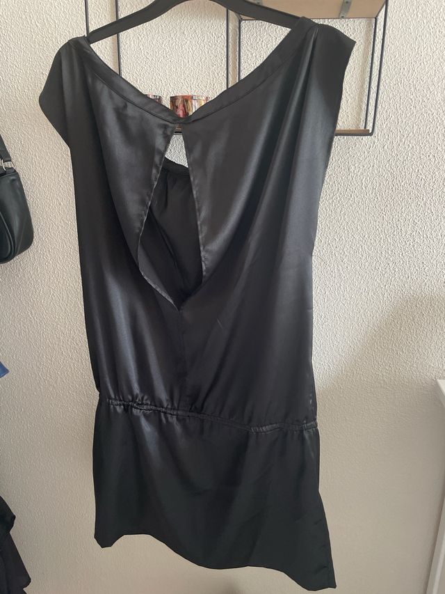 Blusa negra satinada