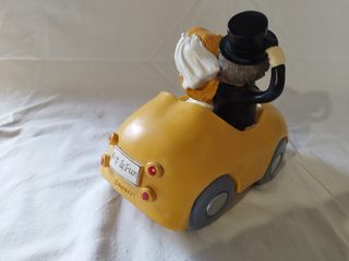 Figura de coche de recién casados para tarta.
