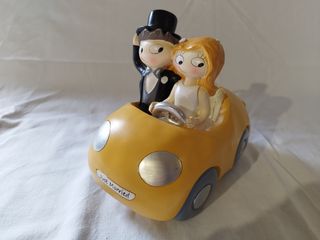Figura de coche de recién casados para tarta.