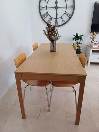 Conjunto mesa y 5 sillas