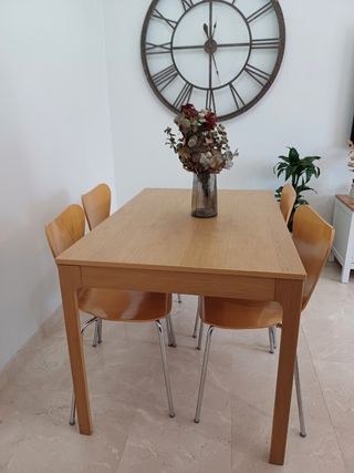 Conjunto mesa y 5 sillas
