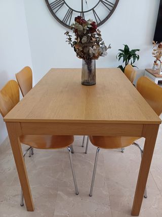 Conjunto mesa y 5 sillas