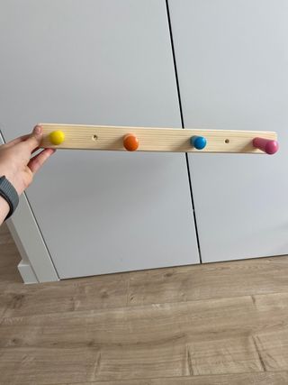 Percha pared de colores