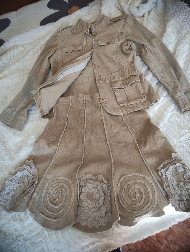 Traje de falda de pana