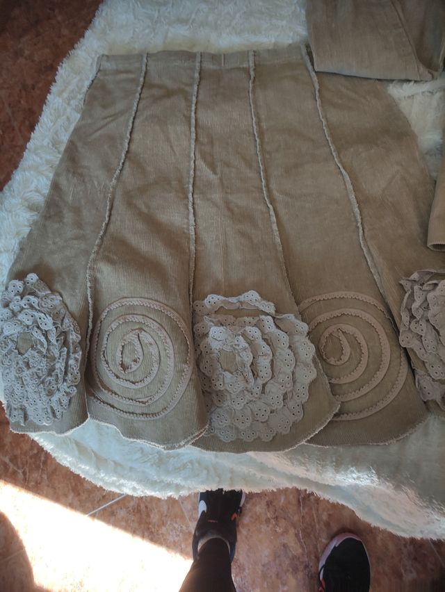 Traje de falda de pana