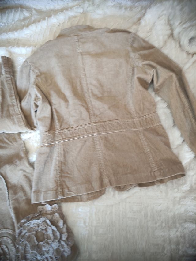 Traje de falda de pana