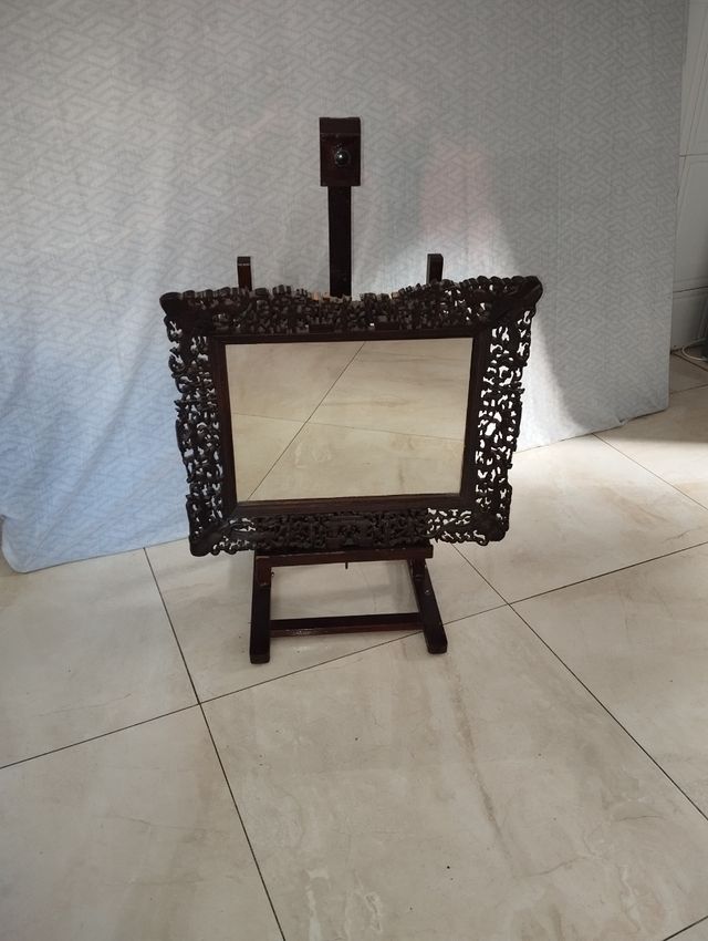 Espejo labrado de madera antiguo